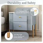 Comodino Moderno Minimalista con 2 Cassetti Contenitori, Maniglie e Gambe in Metallo Dorato, Design Testurizzato Unico