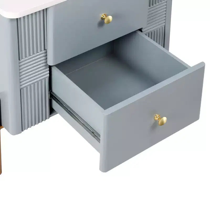 Comodino Moderno Minimalista con 2 Cassetti Contenitori, Maniglie e Gambe in Metallo Dorato, Design Testurizzato Unico