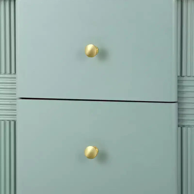 Comodino Moderno Minimalista con 2 Cassetti Contenitori, Maniglie e Gambe in Metallo Dorato, Design Testurizzato Unico