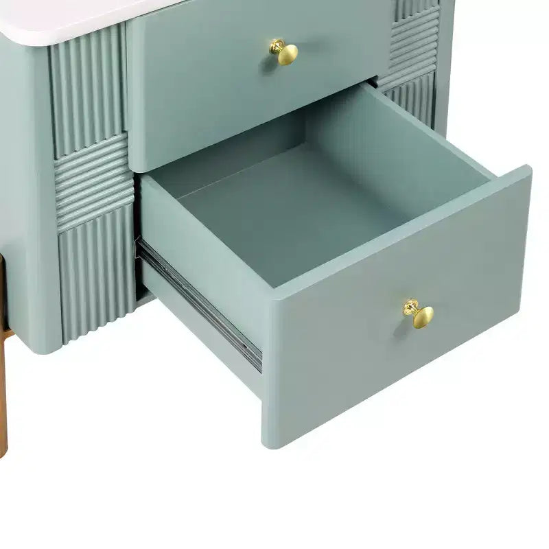 Comodino Moderno Minimalista con 2 Cassetti Contenitori, Maniglie e Gambe in Metallo Dorato, Design Testurizzato Unico