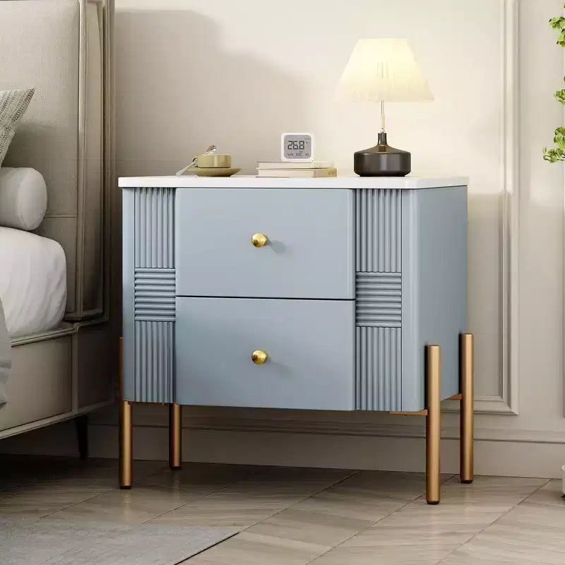 Comodino Moderno Minimalista con 2 Cassetti Contenitori, Maniglie e Gambe in Metallo Dorato, Design Testurizzato Unico