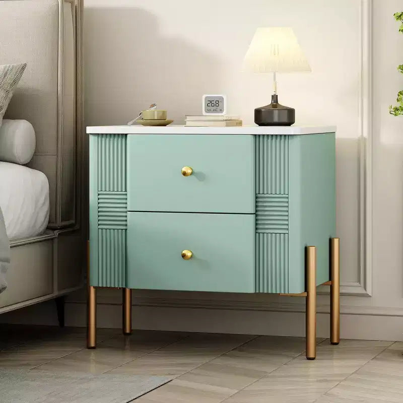 Comodino Moderno Minimalista con 2 Cassetti Contenitori, Maniglie e Gambe in Metallo Dorato, Design Testurizzato Unico