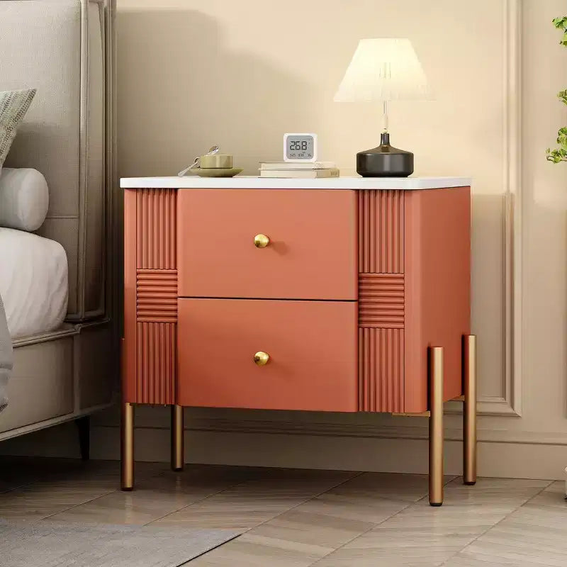 Comodino Moderno Minimalista con 2 Cassetti Contenitori, Maniglie e Gambe in Metallo Dorato, Design Testurizzato Unico