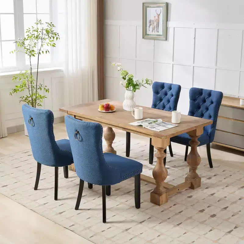 Set di 2 sedie da pranzo in lino imbottite contemporanee di fascia alta, in legno massello trapuntato, con gambe in legno e borchie.