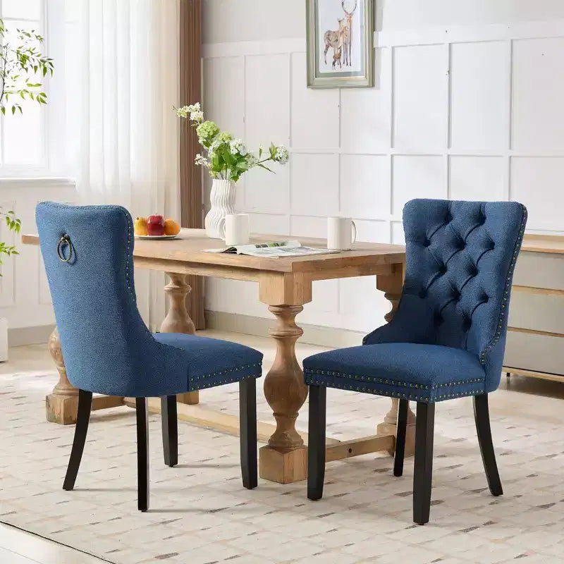 Set di 2 sedie da pranzo in lino imbottite contemporanee di fascia alta, in legno massello trapuntato, con gambe in legno e borchie.