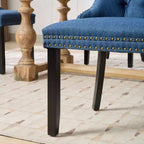 Set di 2 sedie da pranzo in lino imbottite contemporanee di fascia alta, in legno massello trapuntato, con gambe in legno e borchie.