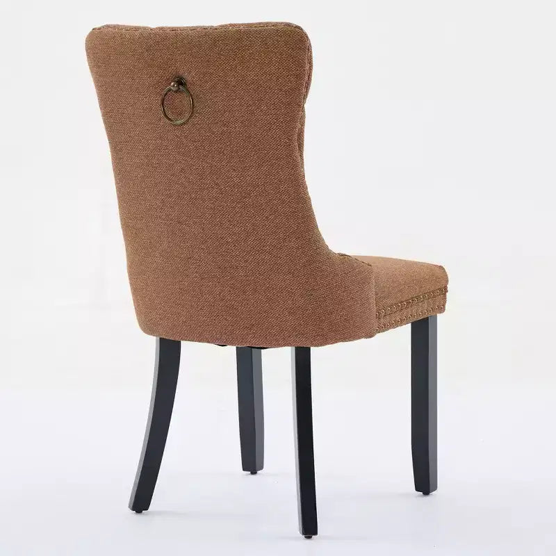 Set di 2 sedie da pranzo in lino imbottite contemporanee di fascia alta, in legno massello trapuntato, con gambe in legno e borchie.