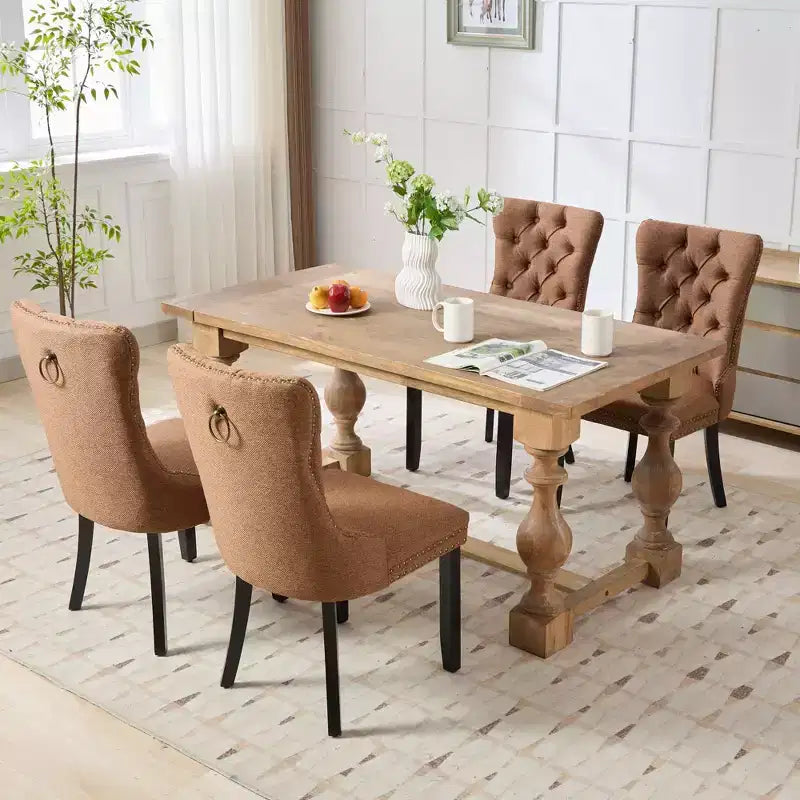 Set di 2 sedie da pranzo in lino imbottite contemporanee di fascia alta, in legno massello trapuntato, con gambe in legno e borchie.