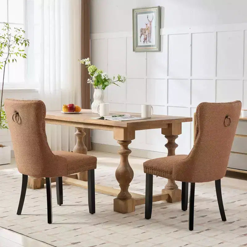Set di 2 sedie da pranzo in lino imbottite contemporanee di fascia alta, in legno massello trapuntato, con gambe in legno e borchie.