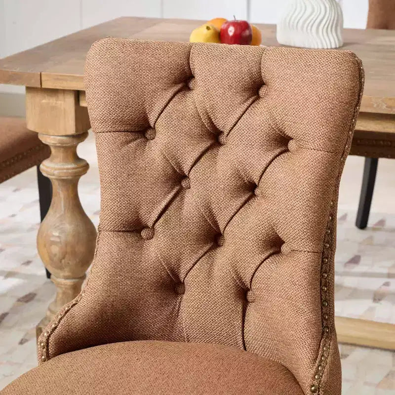 Set di 2 sedie da pranzo in lino imbottite contemporanee di fascia alta, in legno massello trapuntato, con gambe in legno e borchie.