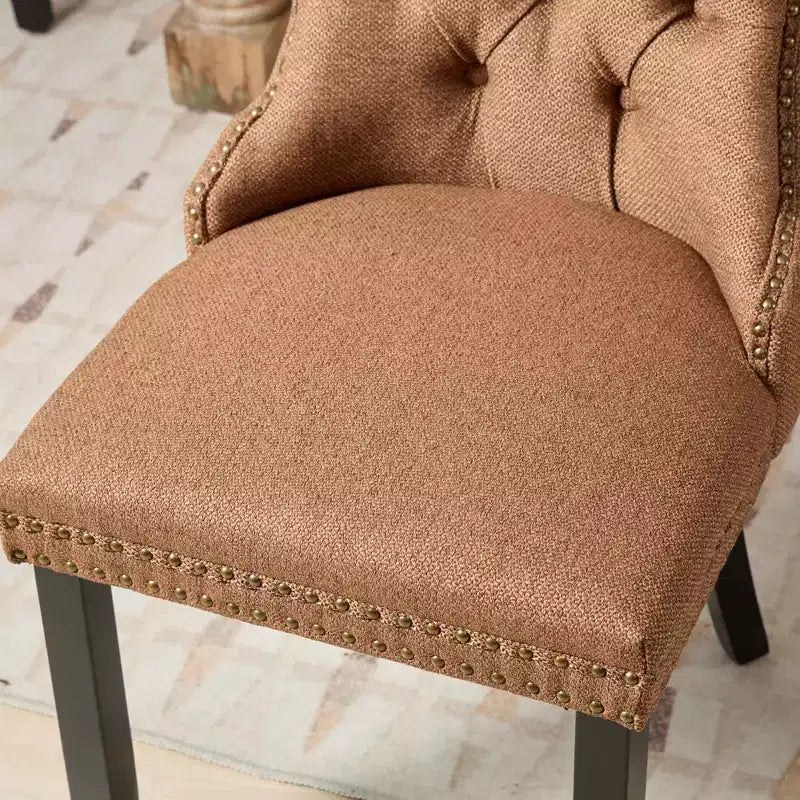 Set di 2 sedie da pranzo in lino imbottite contemporanee di fascia alta, in legno massello trapuntato, con gambe in legno e borchie.