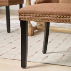 Set di 2 sedie da pranzo in lino imbottite contemporanee di fascia alta, in legno massello trapuntato, con gambe in legno e borchie.