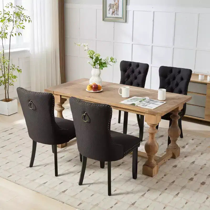 Set di 2 sedie da pranzo in lino imbottite contemporanee di fascia alta, in legno massello trapuntato, con gambe in legno e borchie.