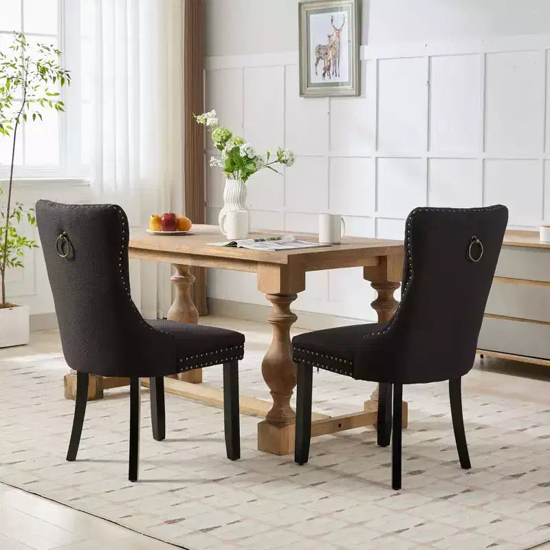 Set di 2 sedie da pranzo in lino imbottite contemporanee di fascia alta, in legno massello trapuntato, con gambe in legno e borchie.