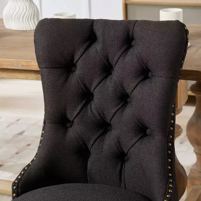 Set di 2 sedie da pranzo in lino imbottite contemporanee di fascia alta, in legno massello trapuntato, con gambe in legno e borchie.