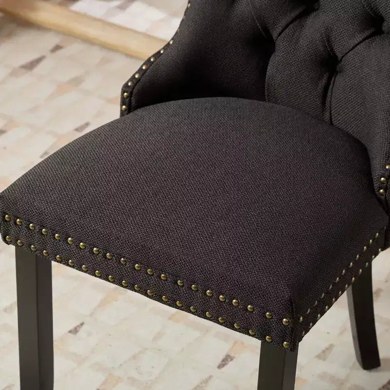 Set di 2 sedie da pranzo in lino imbottite contemporanee di fascia alta, in legno massello trapuntato, con gambe in legno e borchie.
