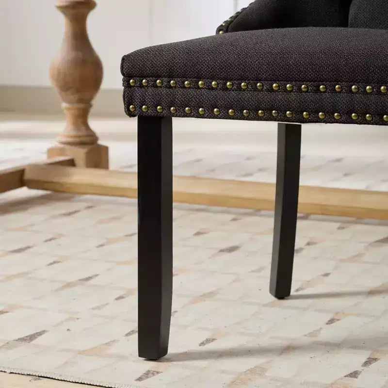 Set di 2 sedie da pranzo in lino imbottite contemporanee di fascia alta, in legno massello trapuntato, con gambe in legno e borchie.
