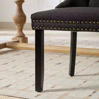 Set di 2 sedie da pranzo in lino imbottite contemporanee di fascia alta, in legno massello trapuntato, con gambe in legno e borchie.