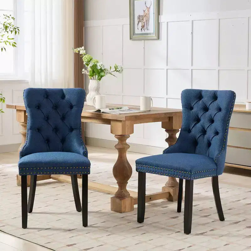 Set di 2 sedie da pranzo in lino imbottite contemporanee di fascia alta, in legno massello trapuntato, con gambe in legno e borchie.