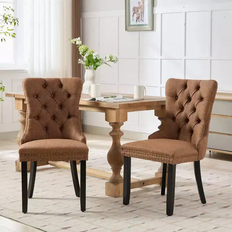 Set di 2 sedie da pranzo in lino imbottite contemporanee di fascia alta, in legno massello trapuntato, con gambe in legno e borchie.